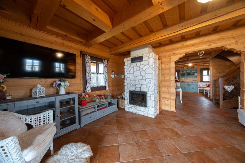 Chata Zlata — útulná obývačka s krbom