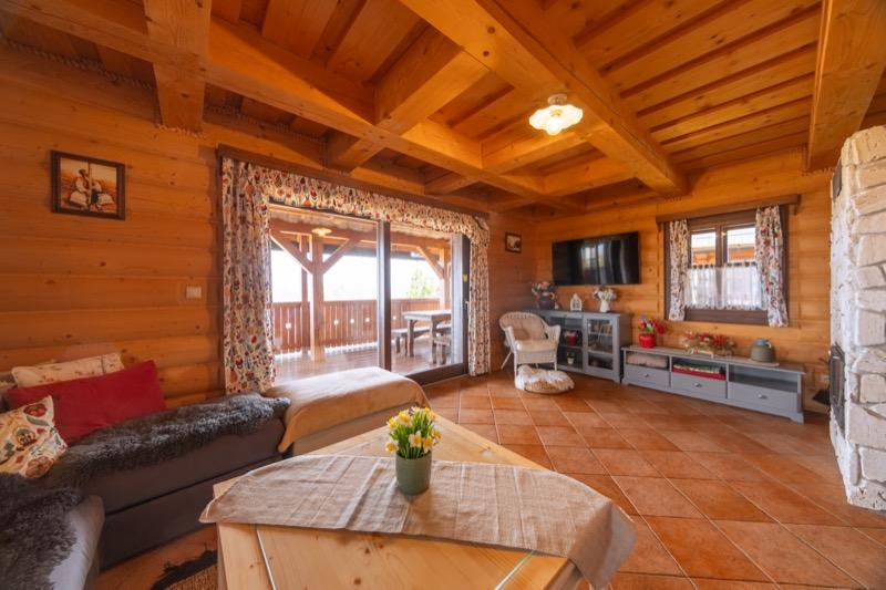 Chata Zlata — obývačka s výhľadom na terasu