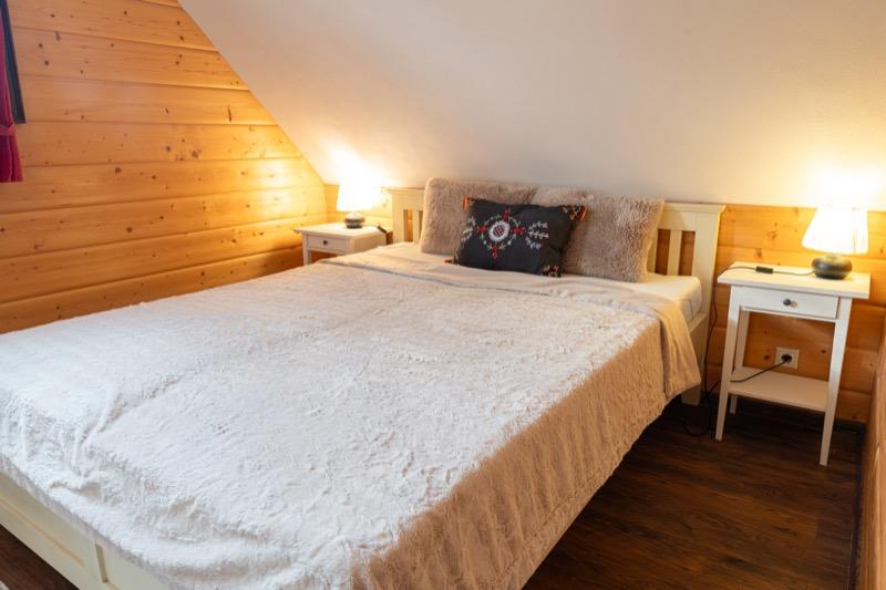 Bielo-šedá spálňa — dvojposteľ