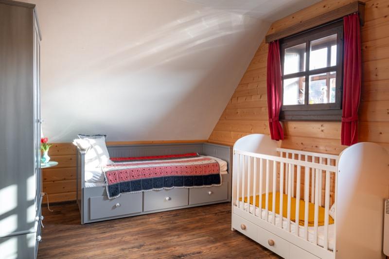 Bielo-šedá spálňa — detská posteľ