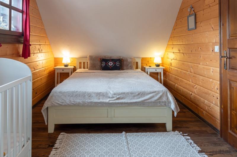 Bielo-šedá spálňa — celkový pohľad