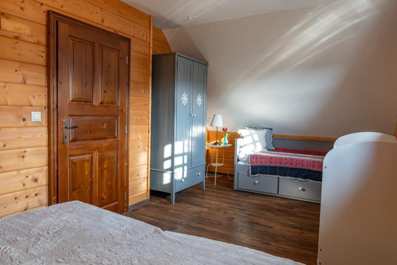 Bielo-šedá spálňa — priestor