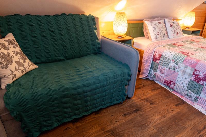 Zelená spálňa — sedačka